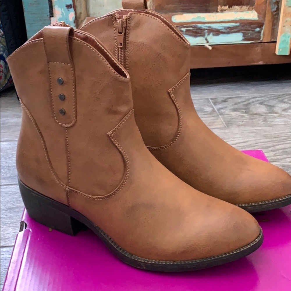 Brand new boots! 🤠